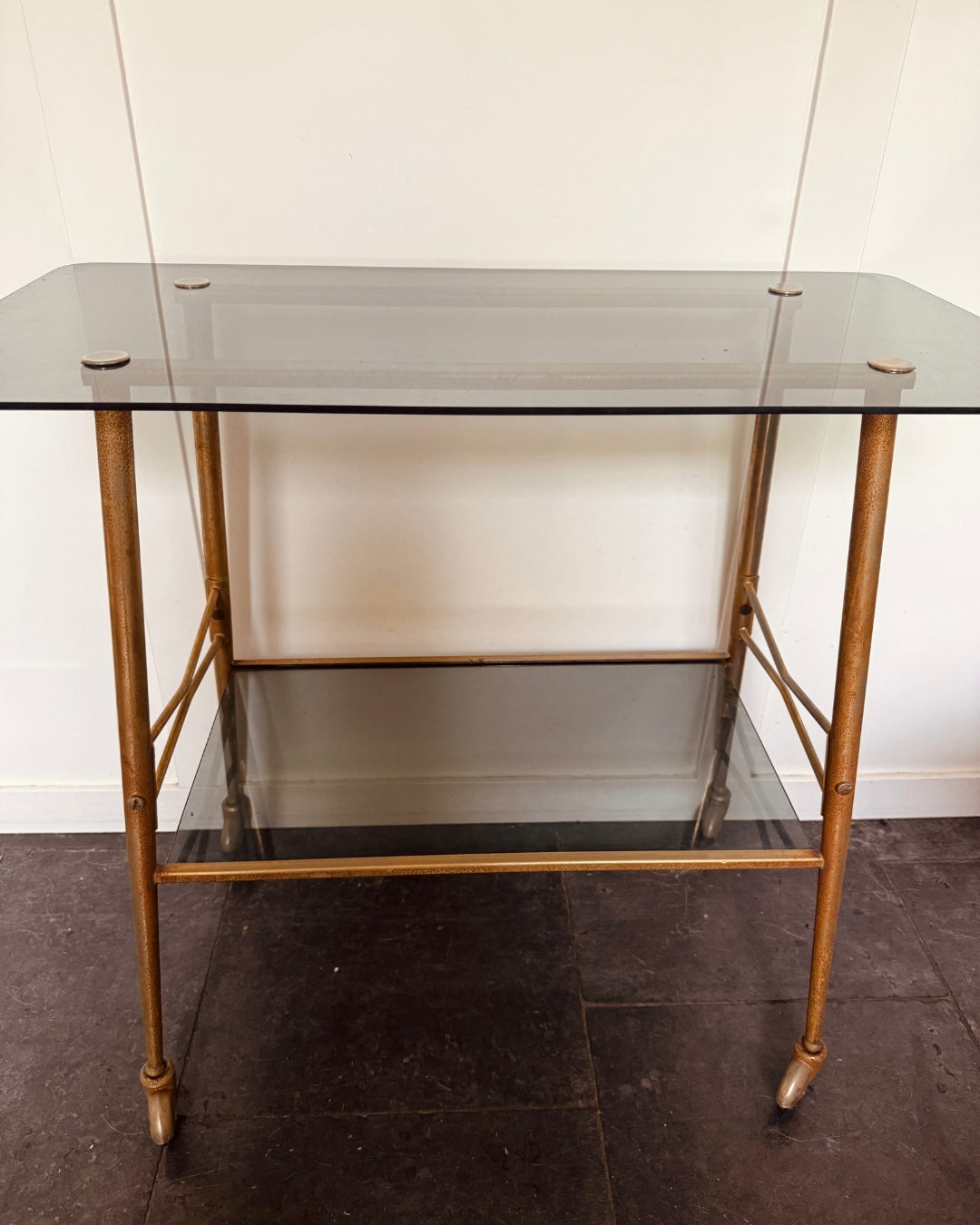 Vintage serveertrolley met glazen bladen en messingkleurig frame