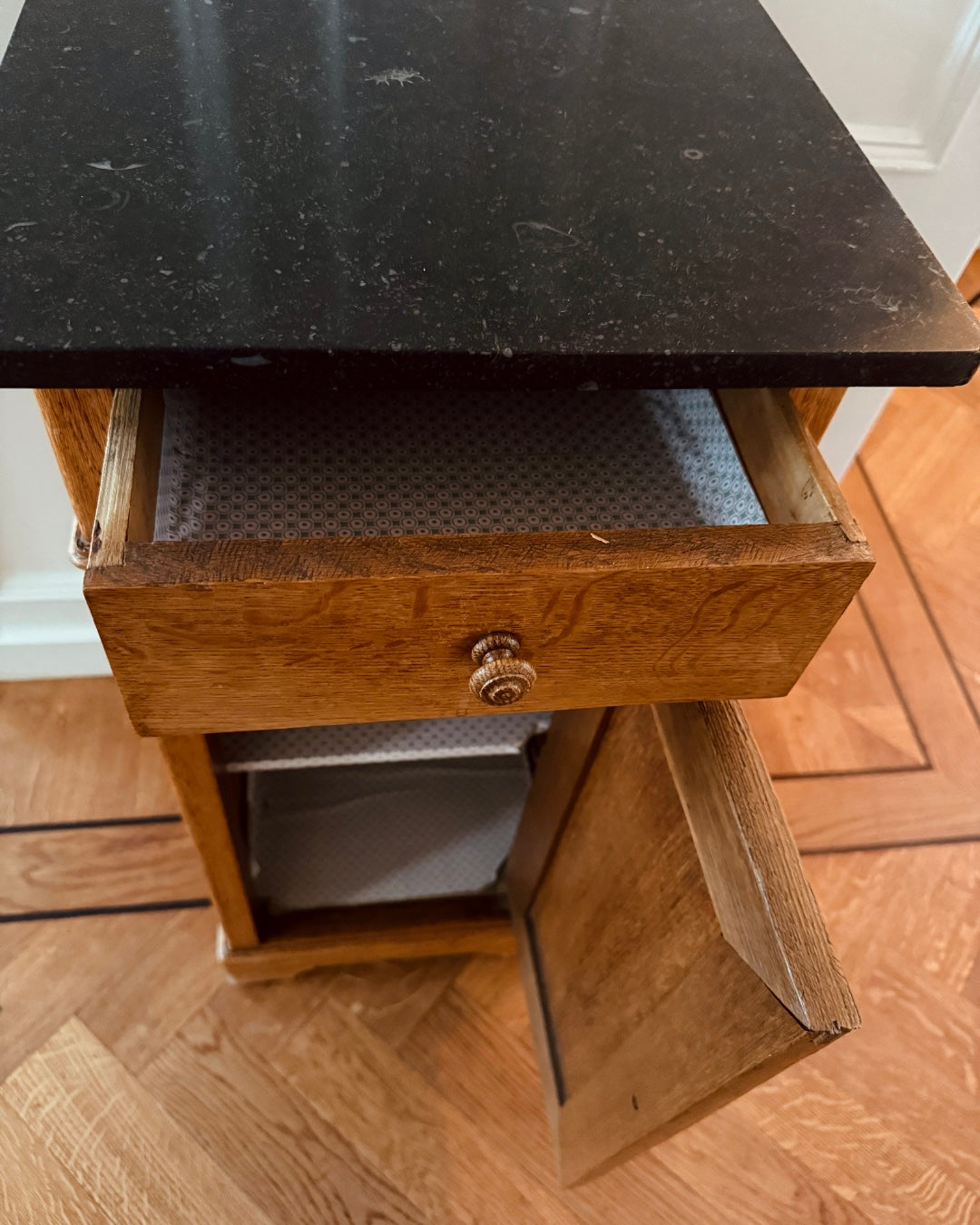 Antiek Frans nachtkastje met marmeren blad