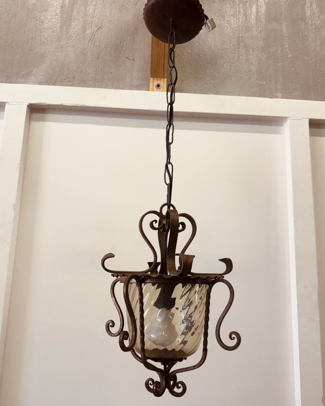 Smeedijzeren hanglantaarn met gedraaid glas