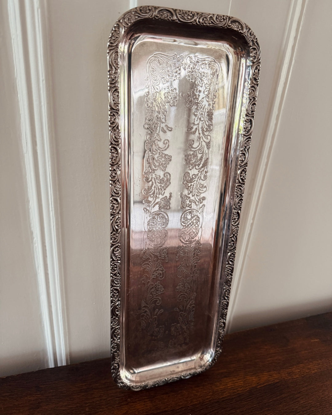 Verzilverd decoratief blad met gegraveerd decor