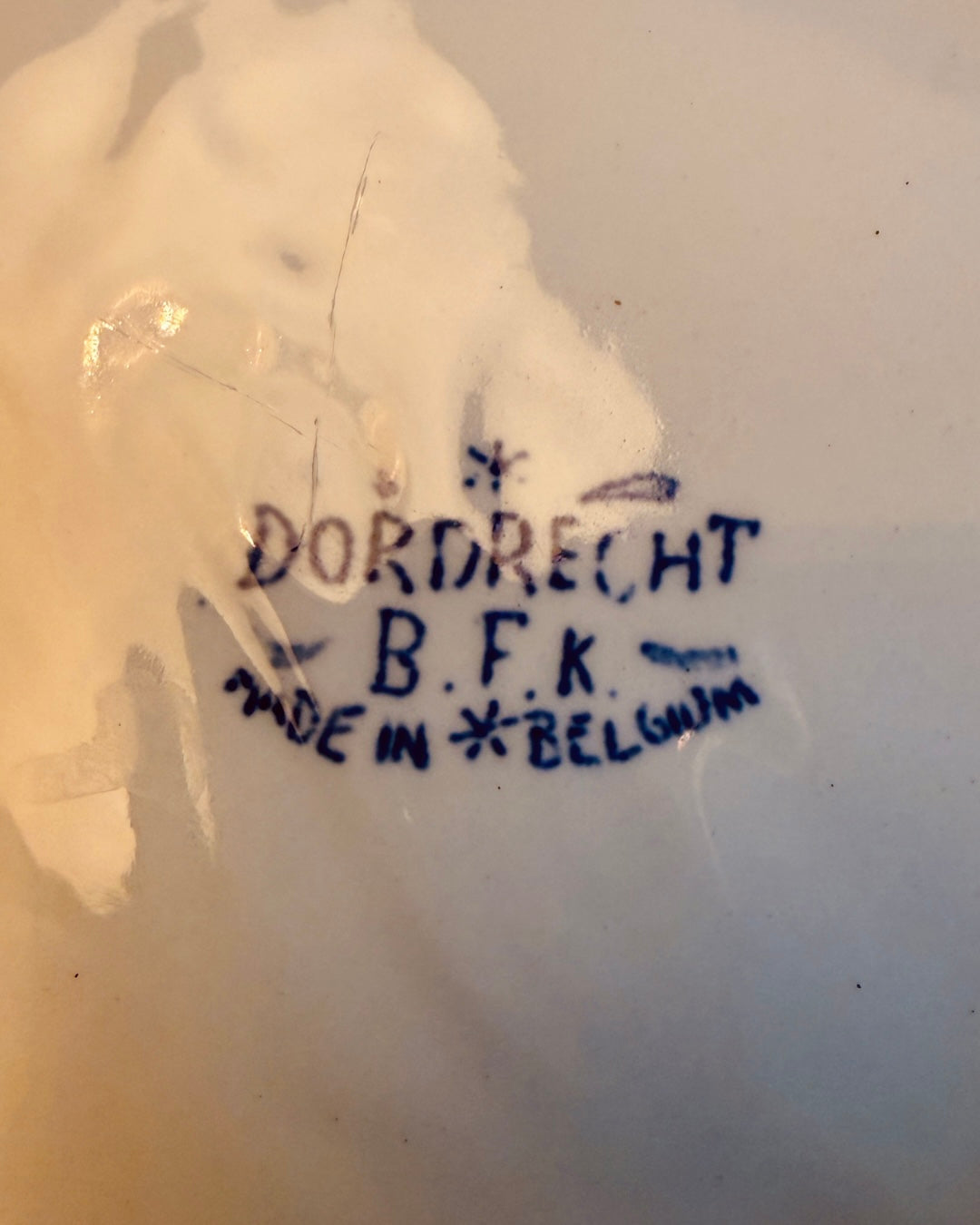 Antieke Dordrecht schaal op voet