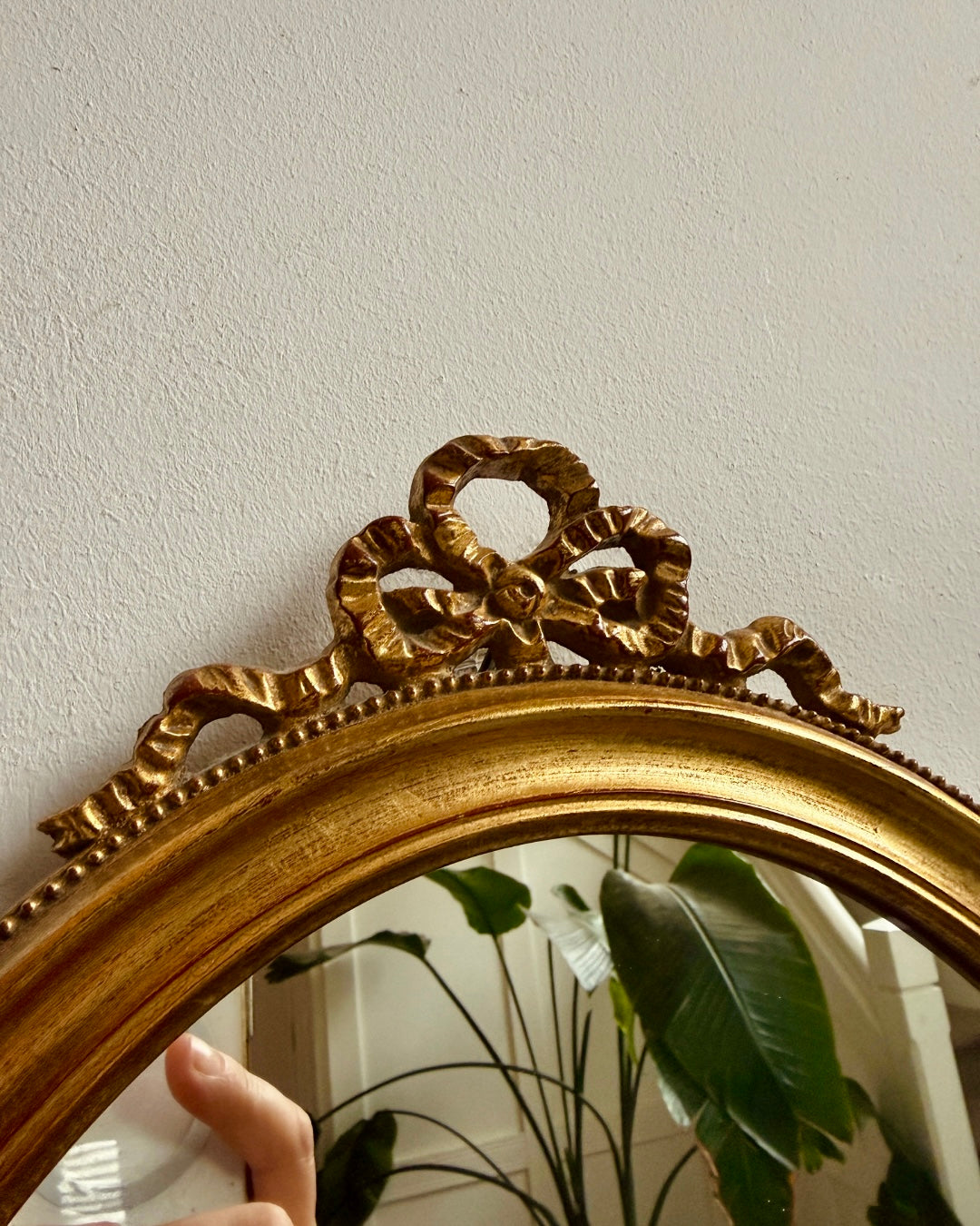 Kleine ovale vintage spiegel met goudkleurige lijst