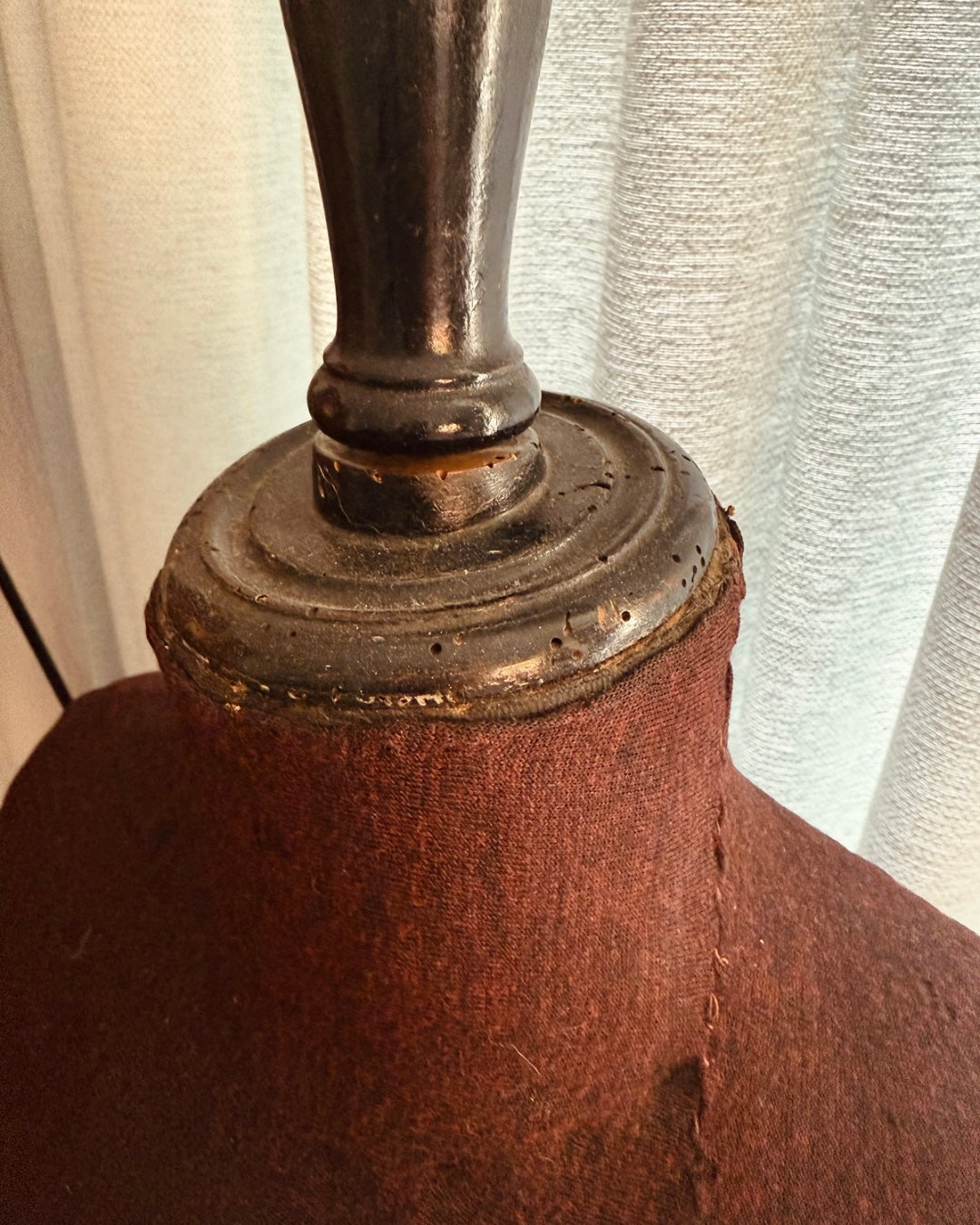 Antieke Franse Paspop met Donkerrode Stoffering (ca. 1900–1930)