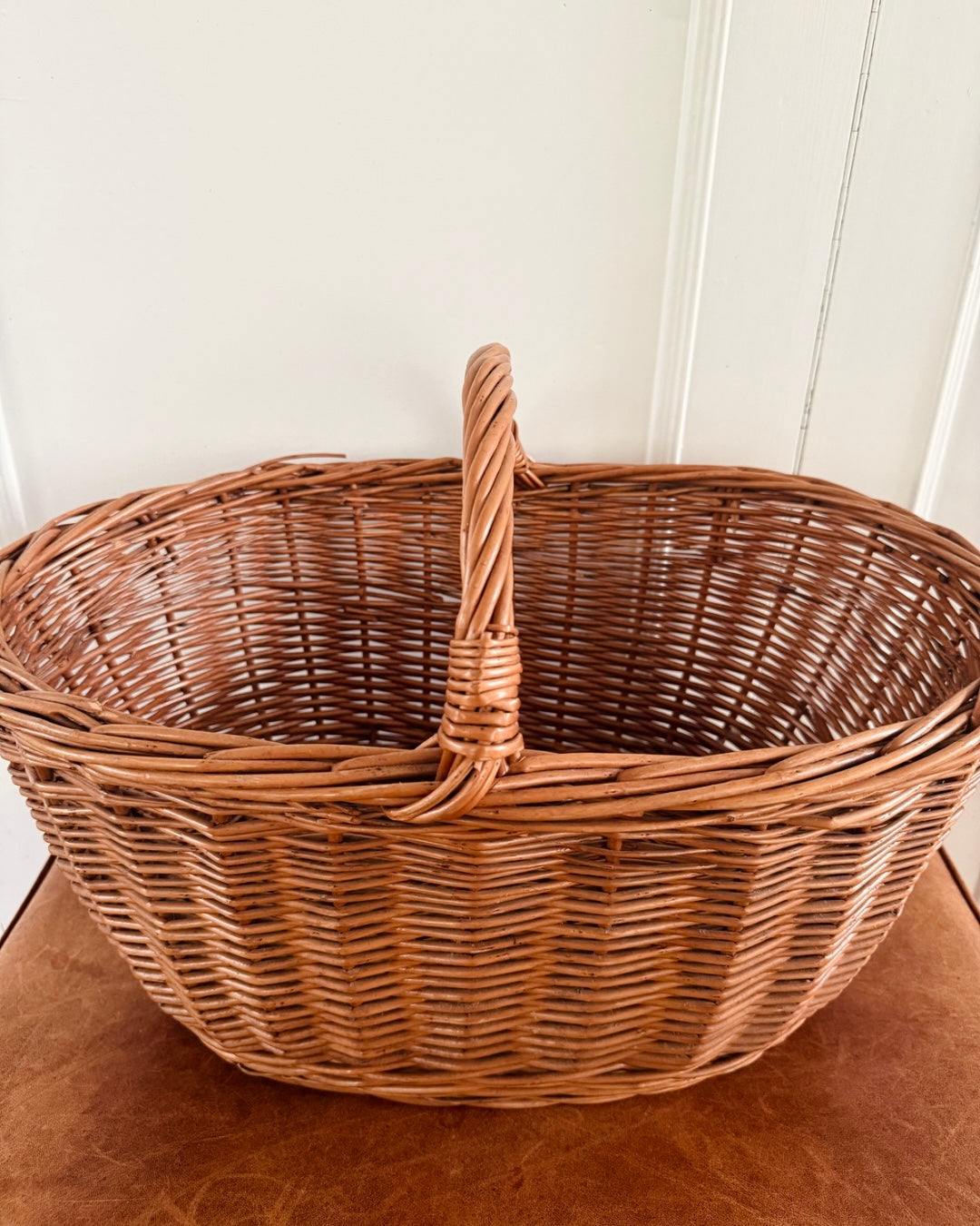 Grote vintage rieten hengselmand