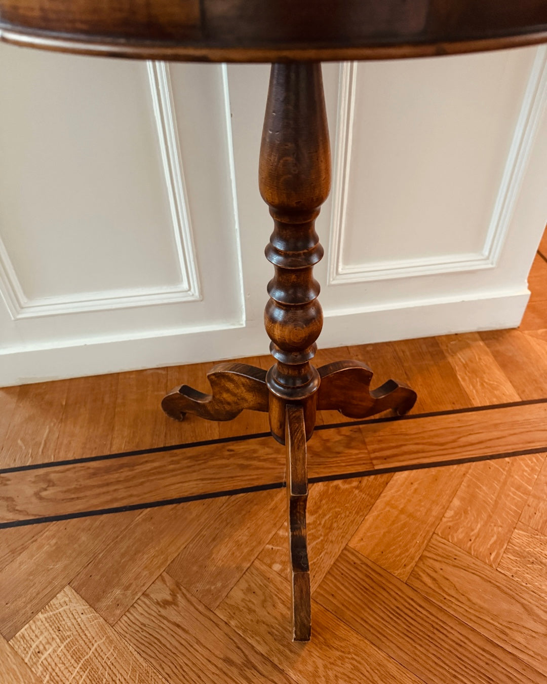 Vintage ronde bijzettafel op gedraaide poot