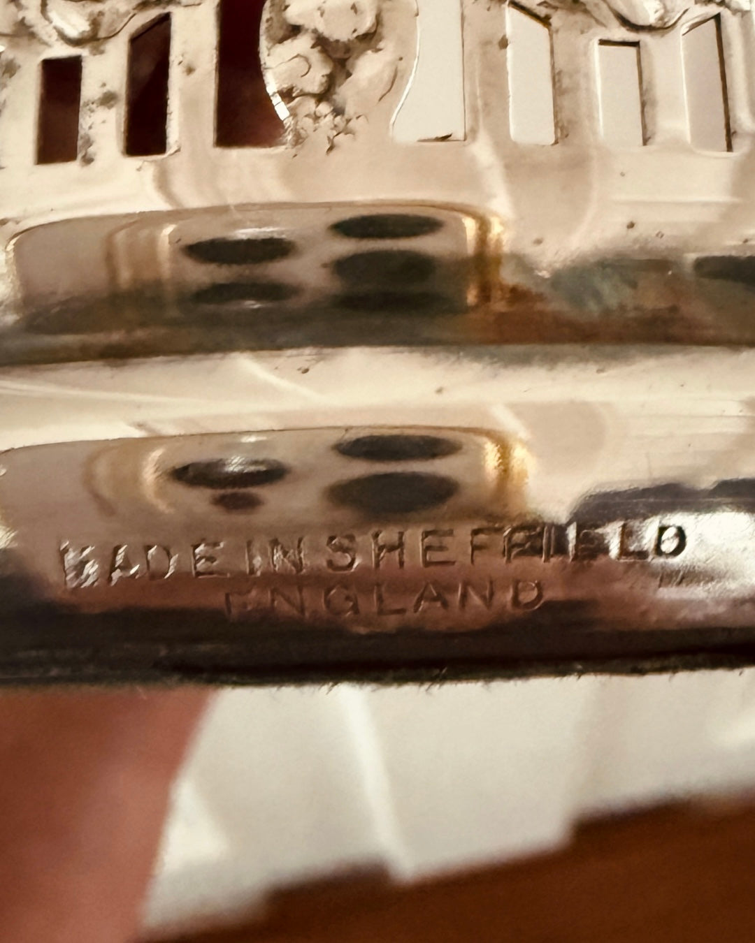 Verzilverde flessenhouder met houten bodem – Made in Sheffield