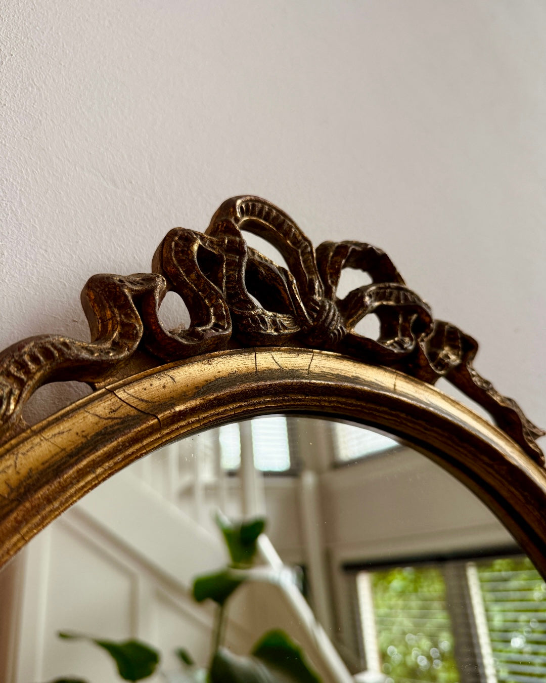 Antieke ovale spiegel met strikornament