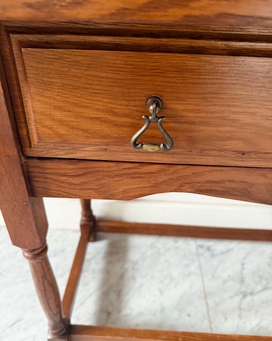 Vintage tafeltje met lade en gedraaide poten – klassiek & sfeervol