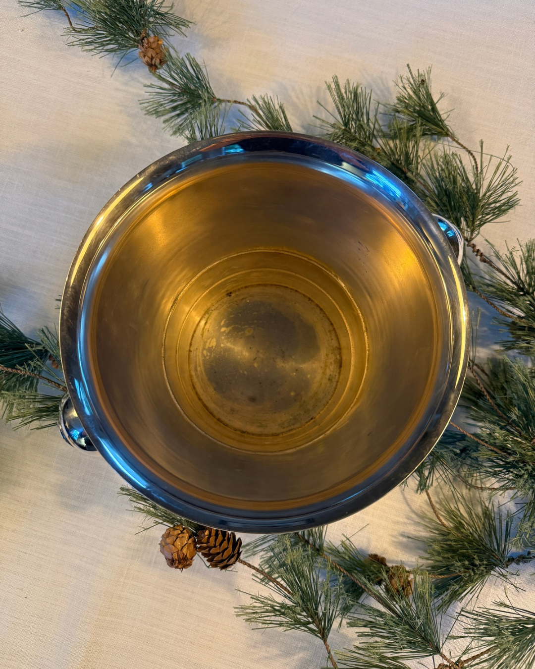 Verzilverde wijnkoeler met ringoren