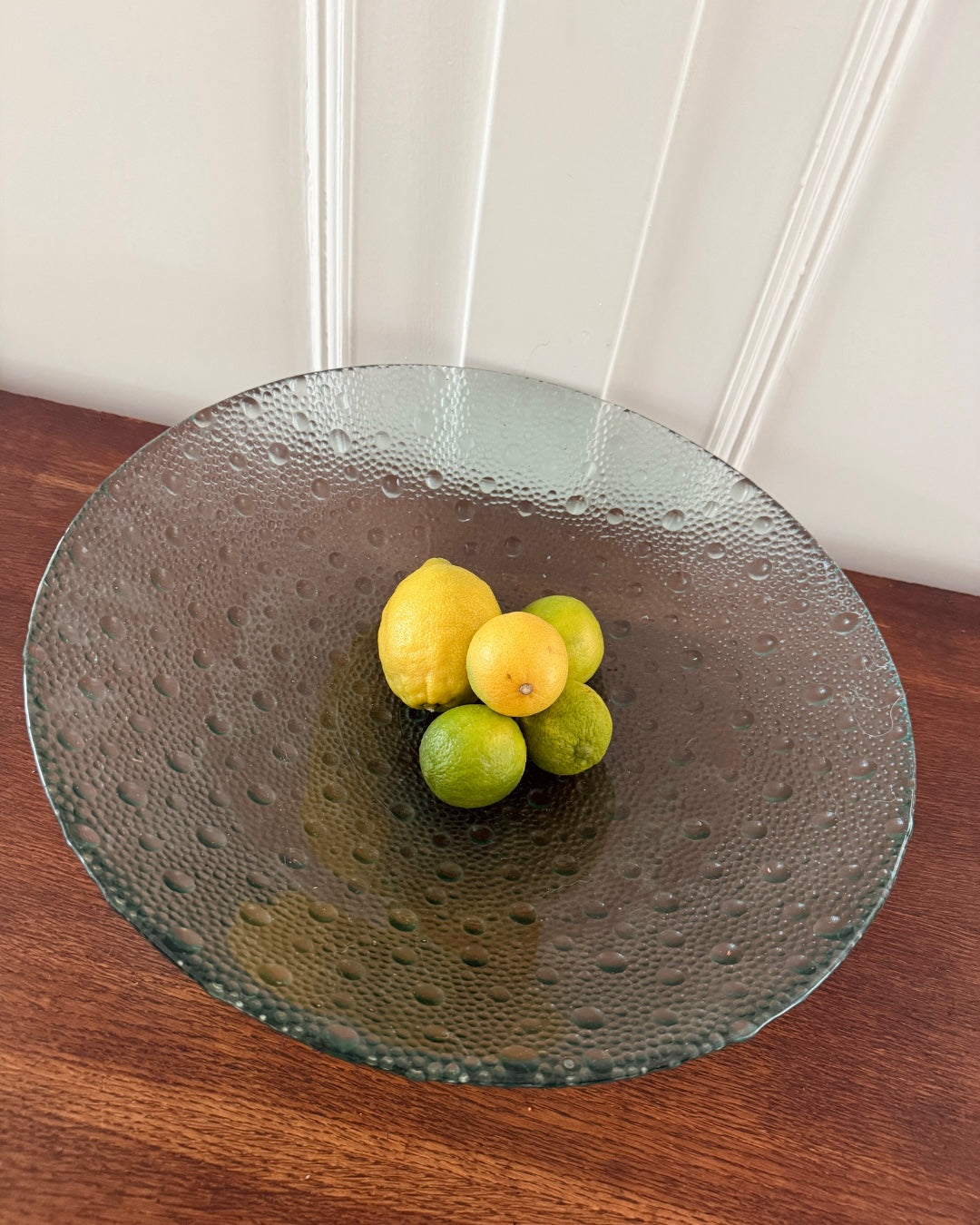 Groene glazen schaal met bubbeldessin