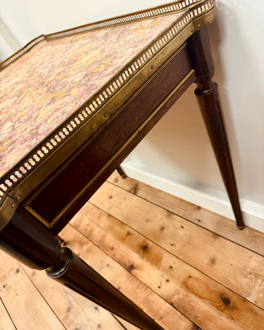 Elegant antiek bijzettafeltje met marmeren blad en messing details