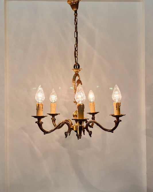 Elegante messing kroonluchter met decoratieve visdetails