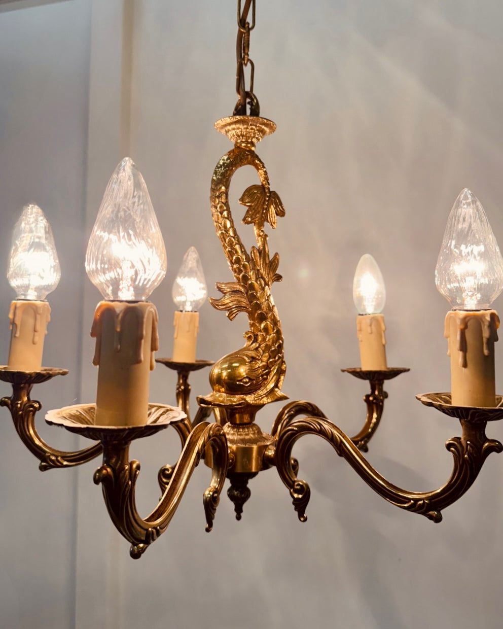 Elegante messing kroonluchter met decoratieve visdetails