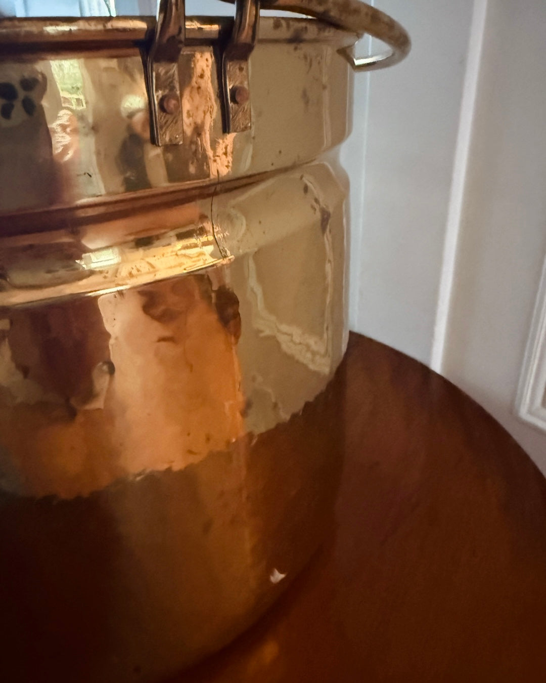 Antieke koperen pot met hengsel