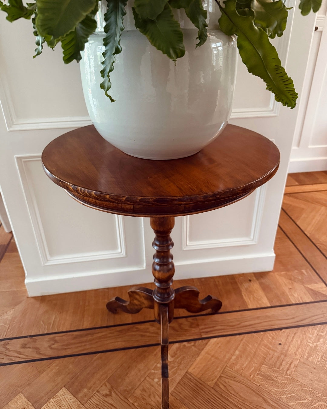 Vintage ronde bijzettafel op gedraaide poot