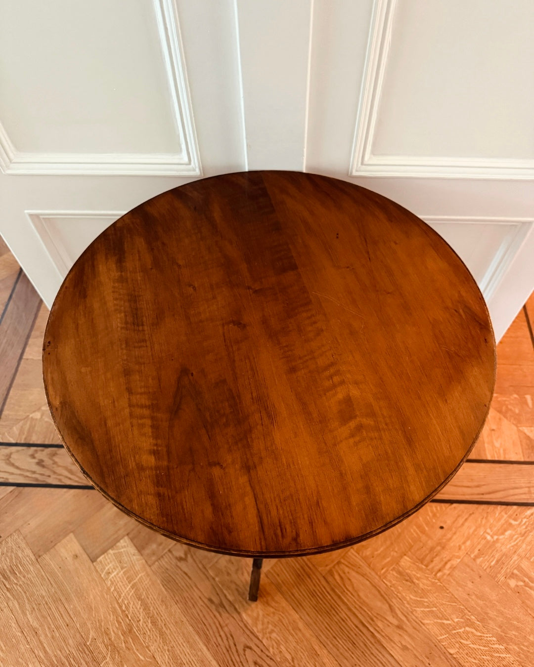 Vintage ronde bijzettafel op gedraaide poot