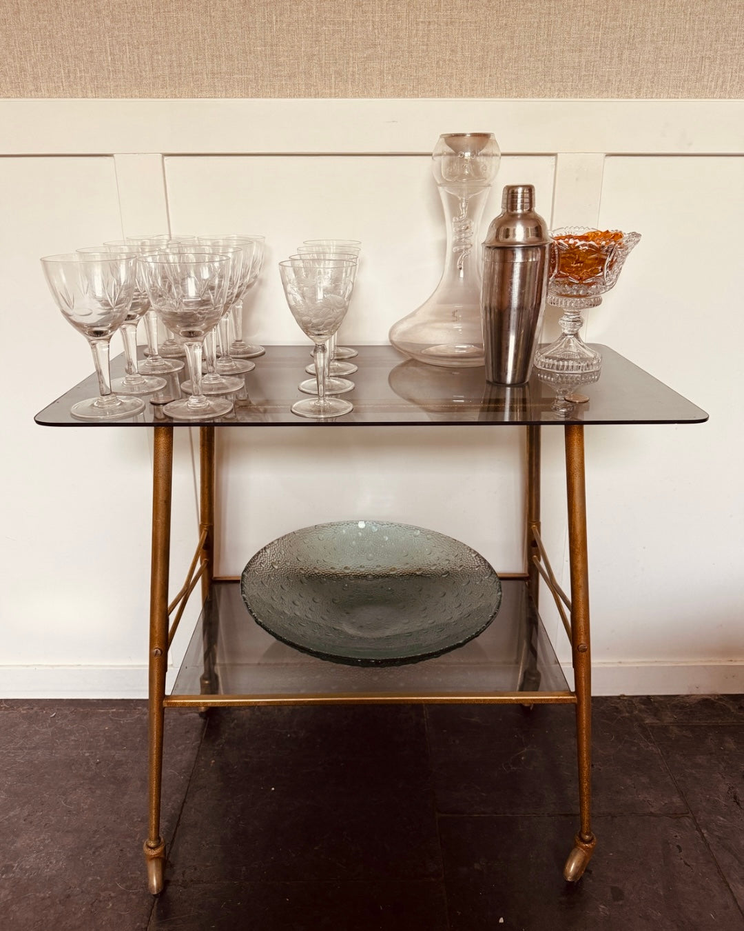 Vintage serveertrolley met glazen bladen en messingkleurig frame