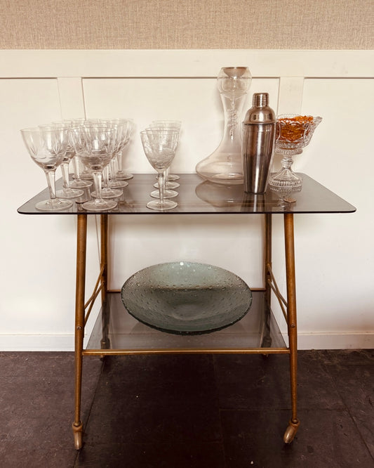 Vintage serveertrolley met glazen bladen en messingkleurig frame