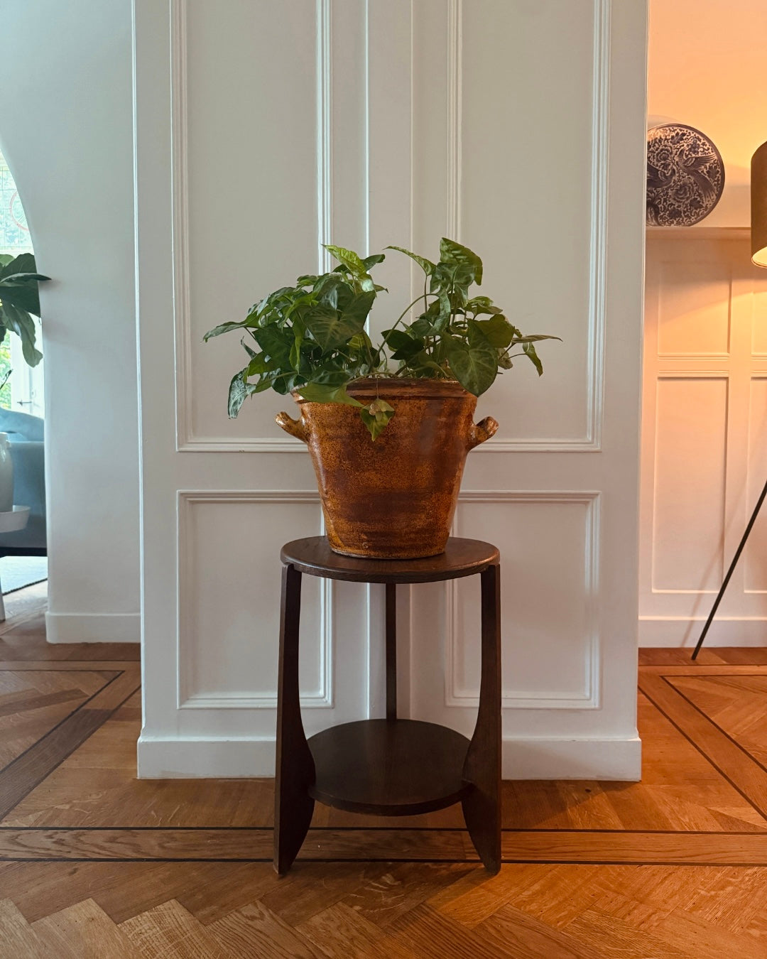 Vintage houten bijzettafel met onderblad – Ø 40 cm
