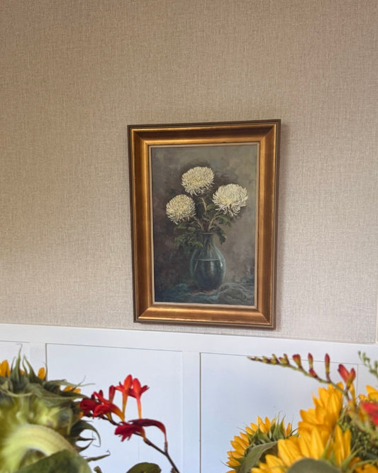 Gesigneerd olieverfschilderij met chrysanten – M.W. Küpper (1967) | 55 × 75 cm