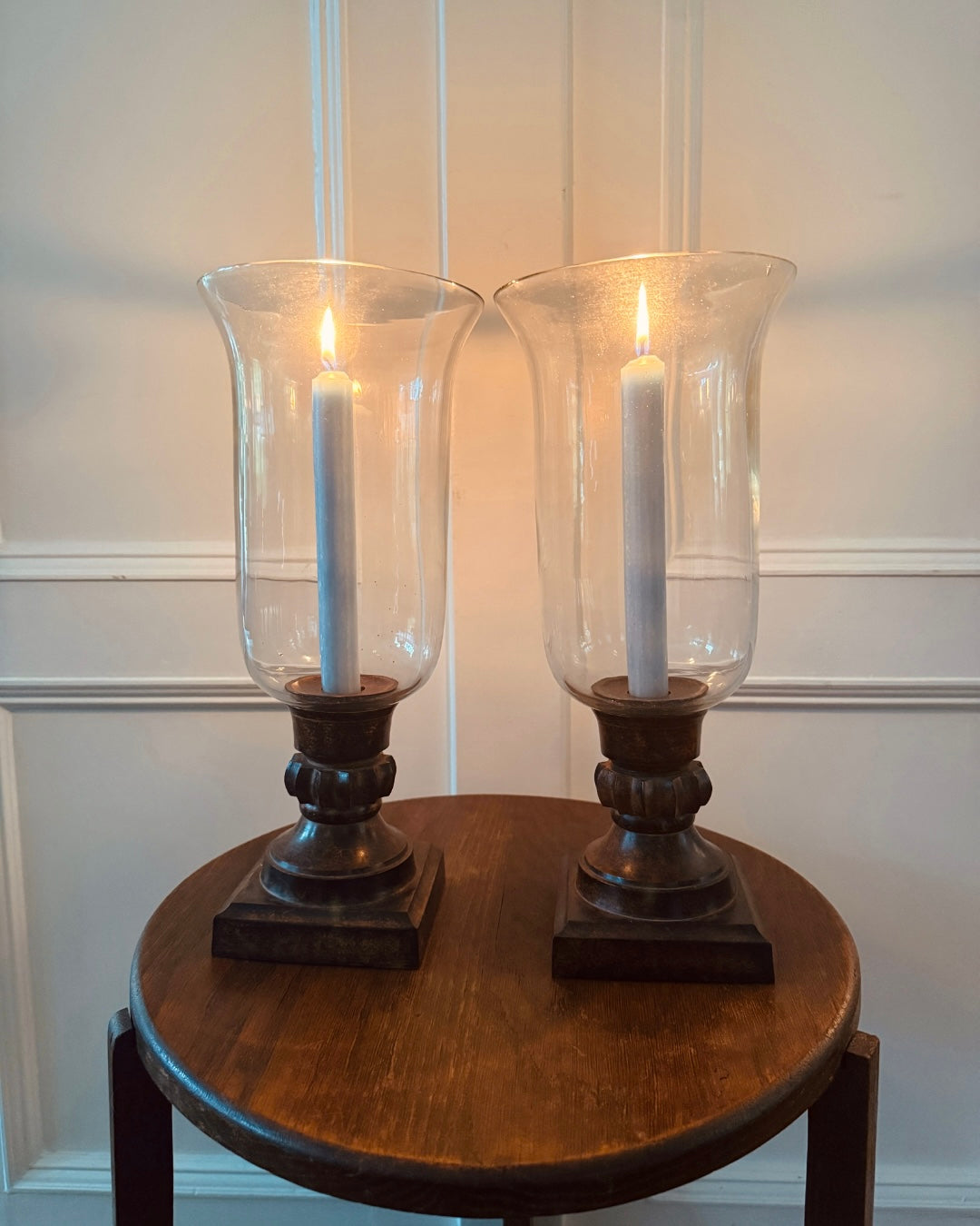 Set van 2 windlichten met metalen voet – 33,5 cm