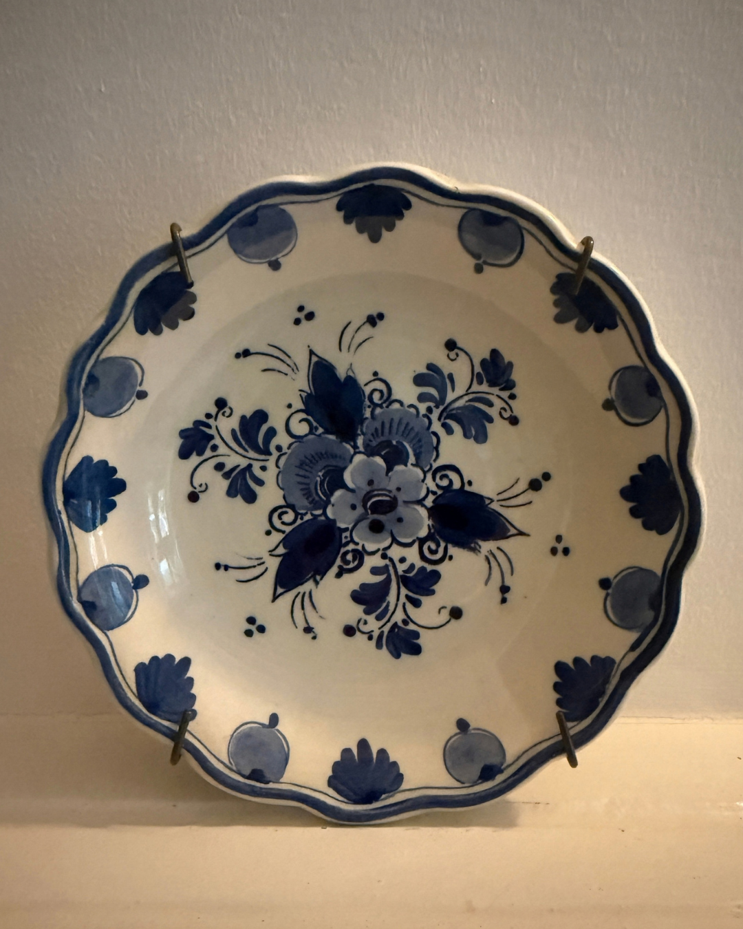 Delfts blauw wandbordje jubileum 1915–1965 – Ø 14,5 cm