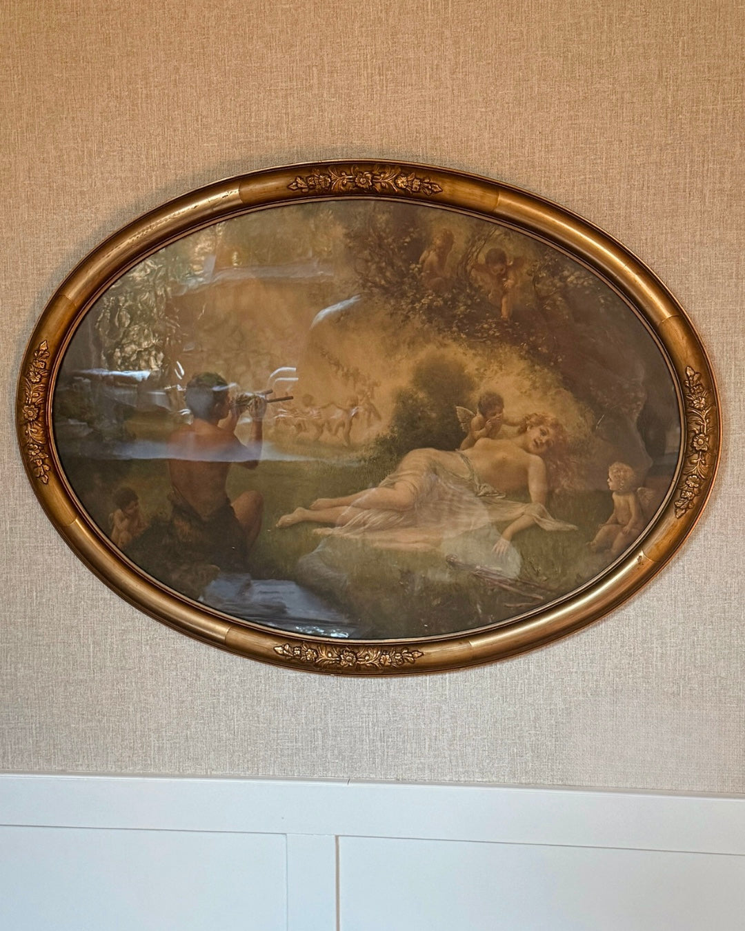 Ovale aquarel met mythologische scene in vergulde lijst (97 × 70 cm)