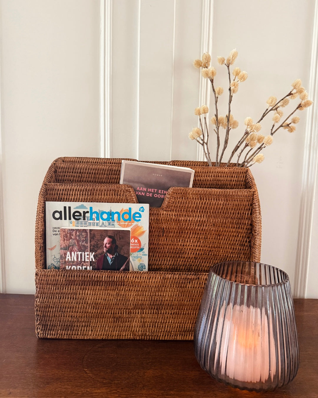 Handgevlochten rotan tijdschriftenhouder