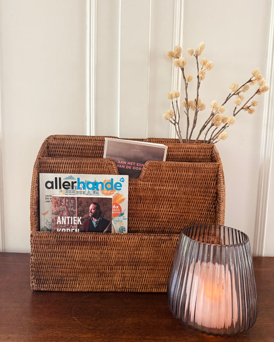 Handgevlochten rotan tijdschriftenhouder