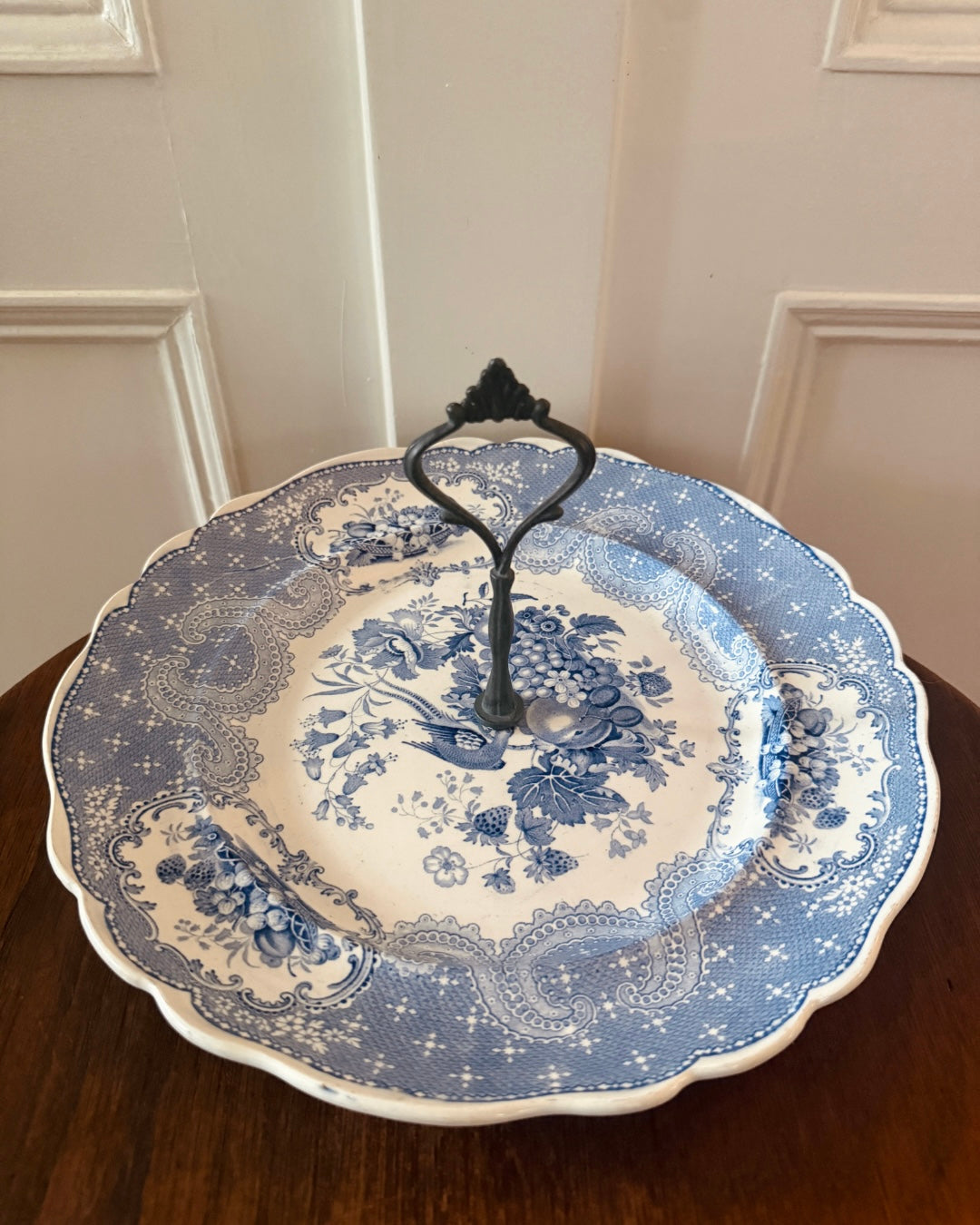 Oude blauw-witte serveerschaal met hengsel – Ø 27 cm