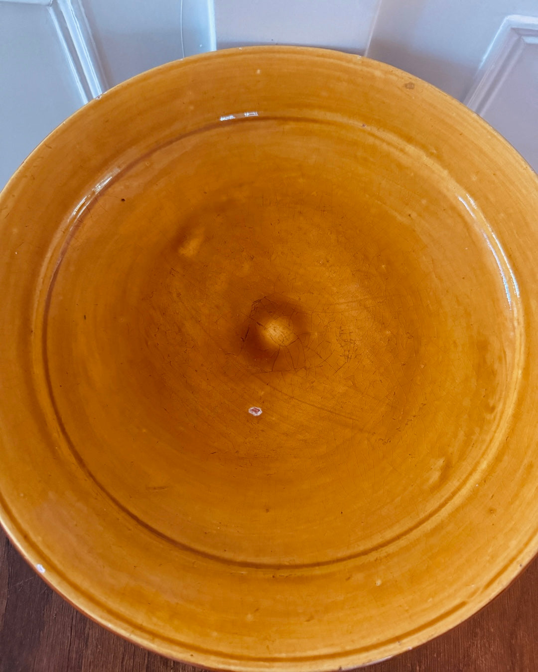 Vintage okergele schaal op voet – Ø 30,5 cm