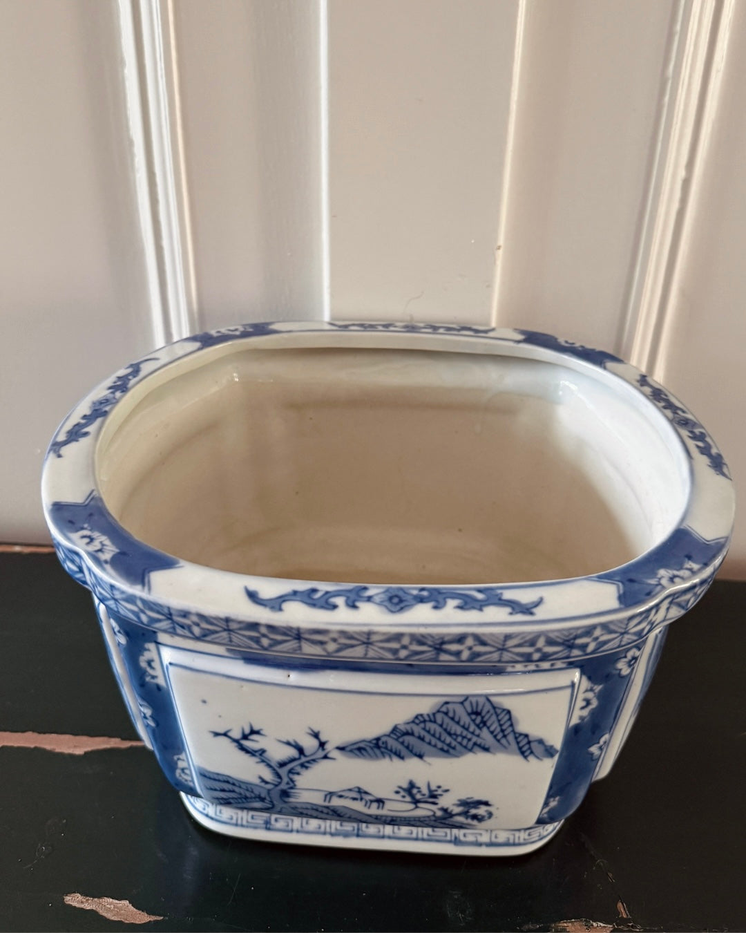 Chinese blauw-witte plantenpot met landschapdecor