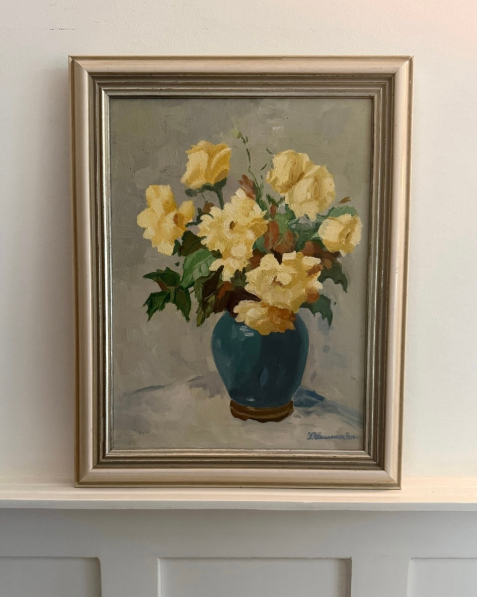 Vintage olieverfschilderij ‘Blauwe vaas met gele theerozen’ | Jannie Vlaanderen-Rebel