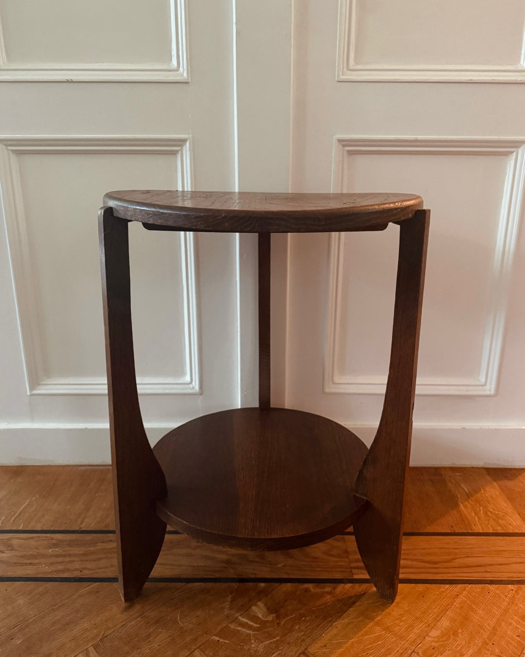 Vintage houten bijzettafel met onderblad – Ø 40 cm