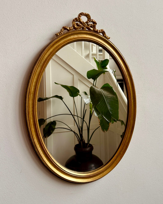 Kleine ovale vintage spiegel met goudkleurige lijst