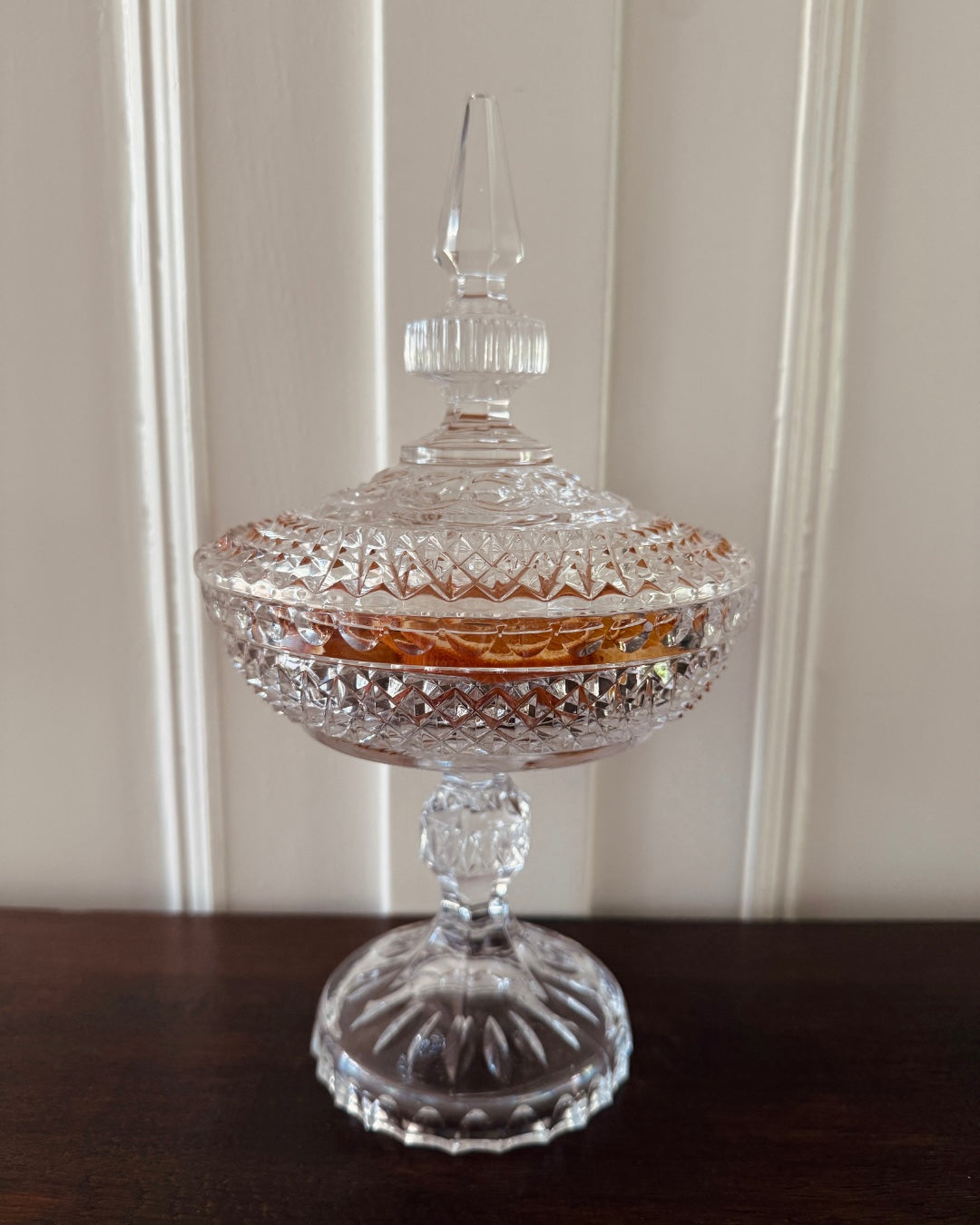 Grote vintage kristallen bonbonnière op voet met deksel