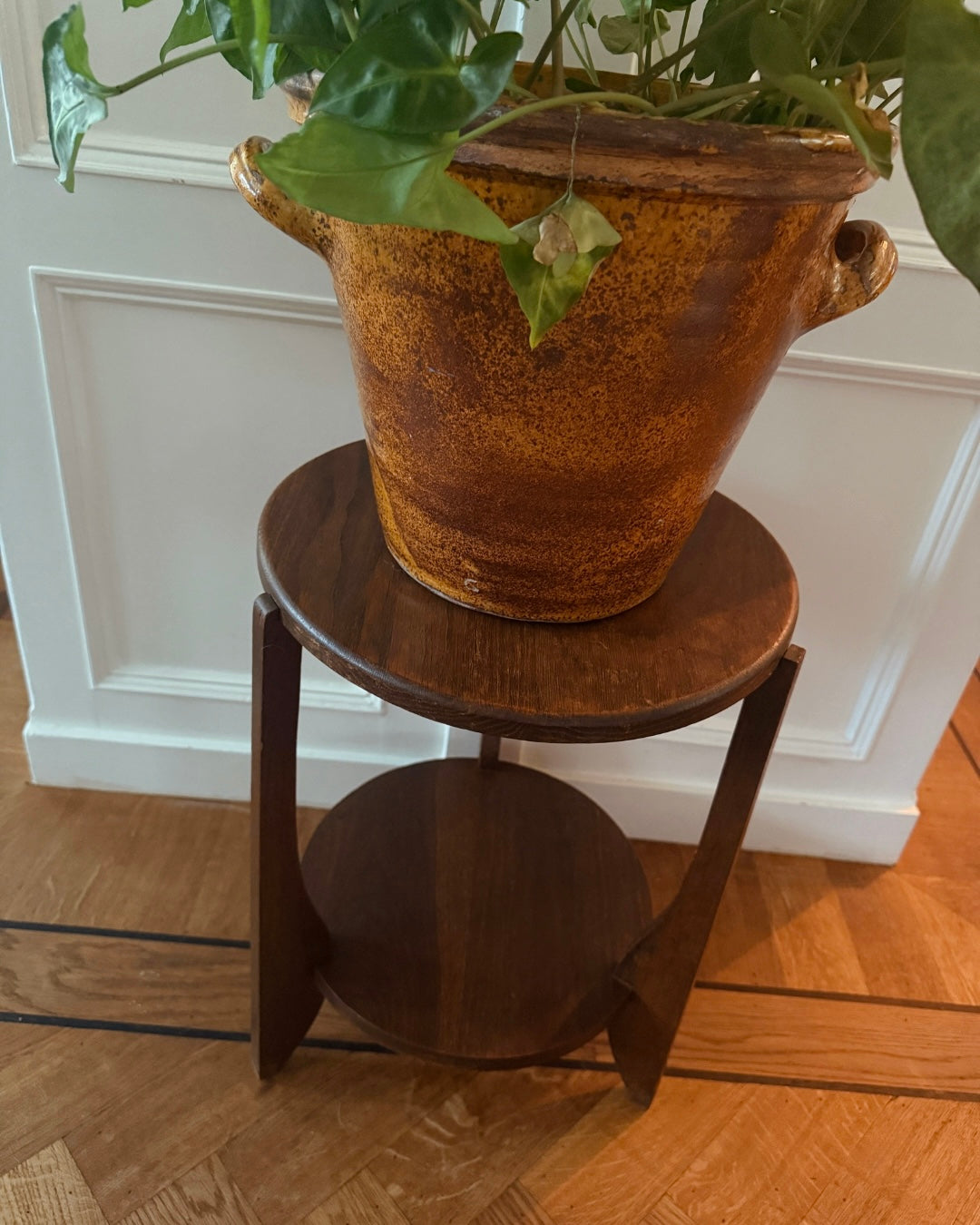 Vintage houten bijzettafel met onderblad – Ø 40 cm
