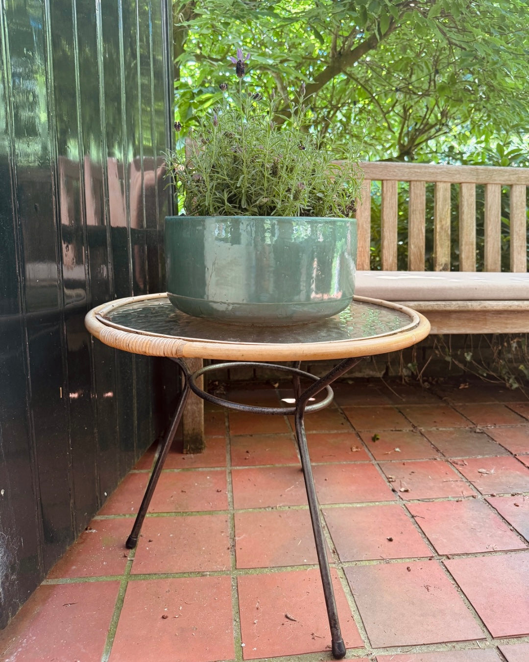 Vintage rotan bijzettafel met glazen blad | Ø 65 cm