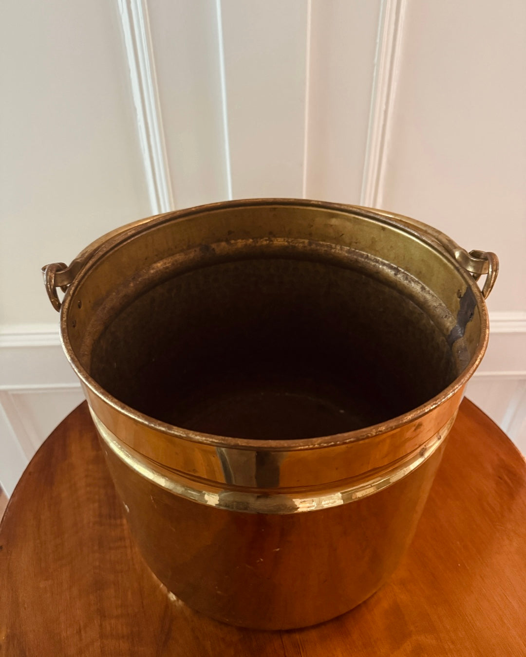 Antieke koperen pot met hengsel