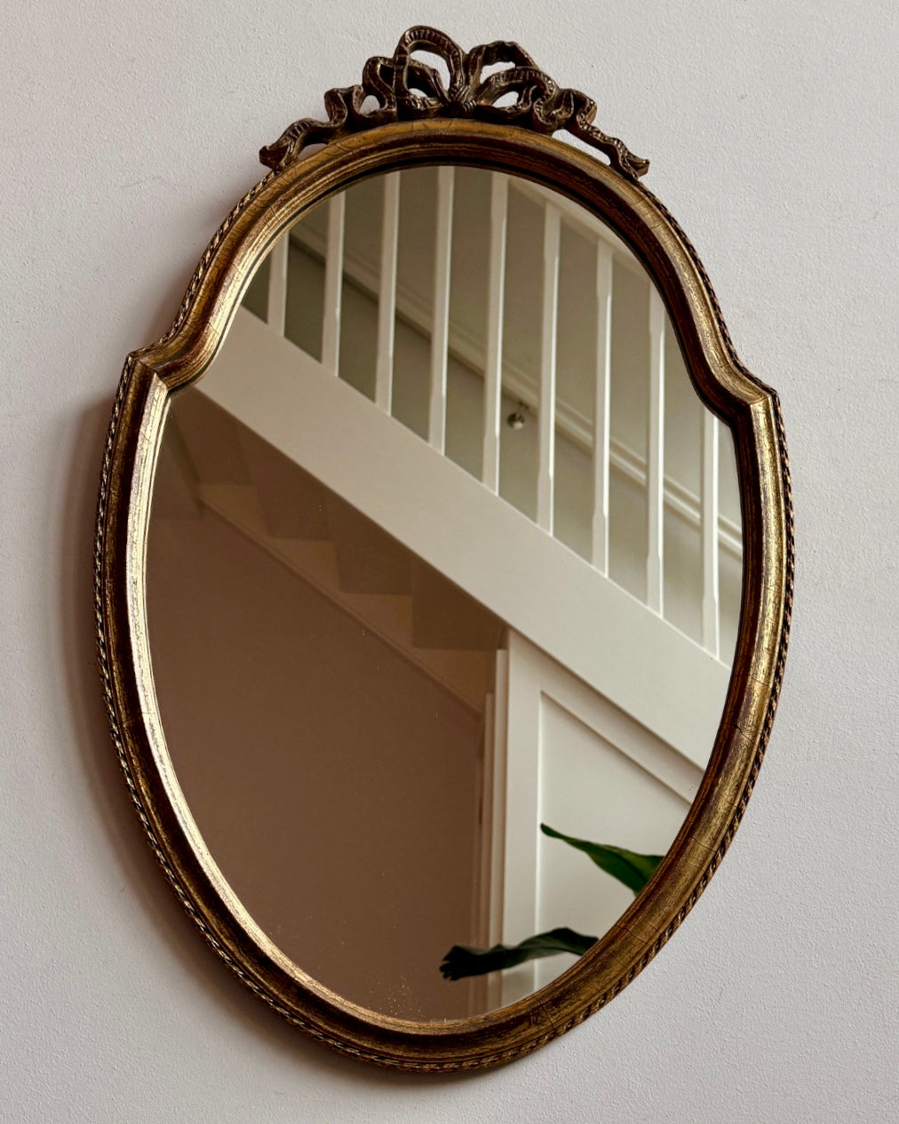 Antieke ovale spiegel met strikornament