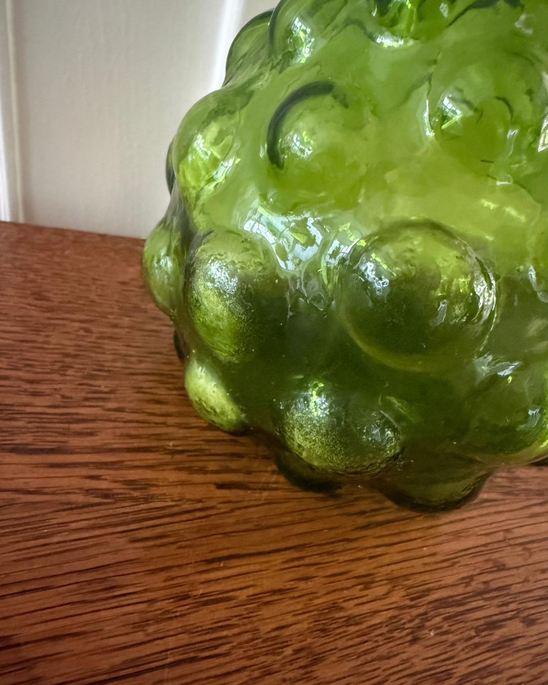 Vintage groene glazen vaas met noppen