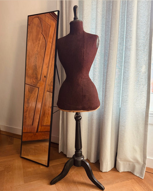 Antieke Franse Paspop met Donkerrode Stoffering (ca. 1900–1930)