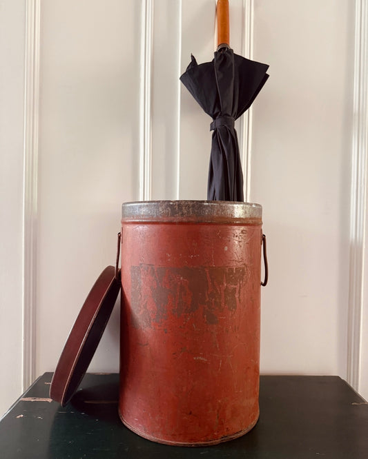 Oud rood metalen voorraadblik met deksel