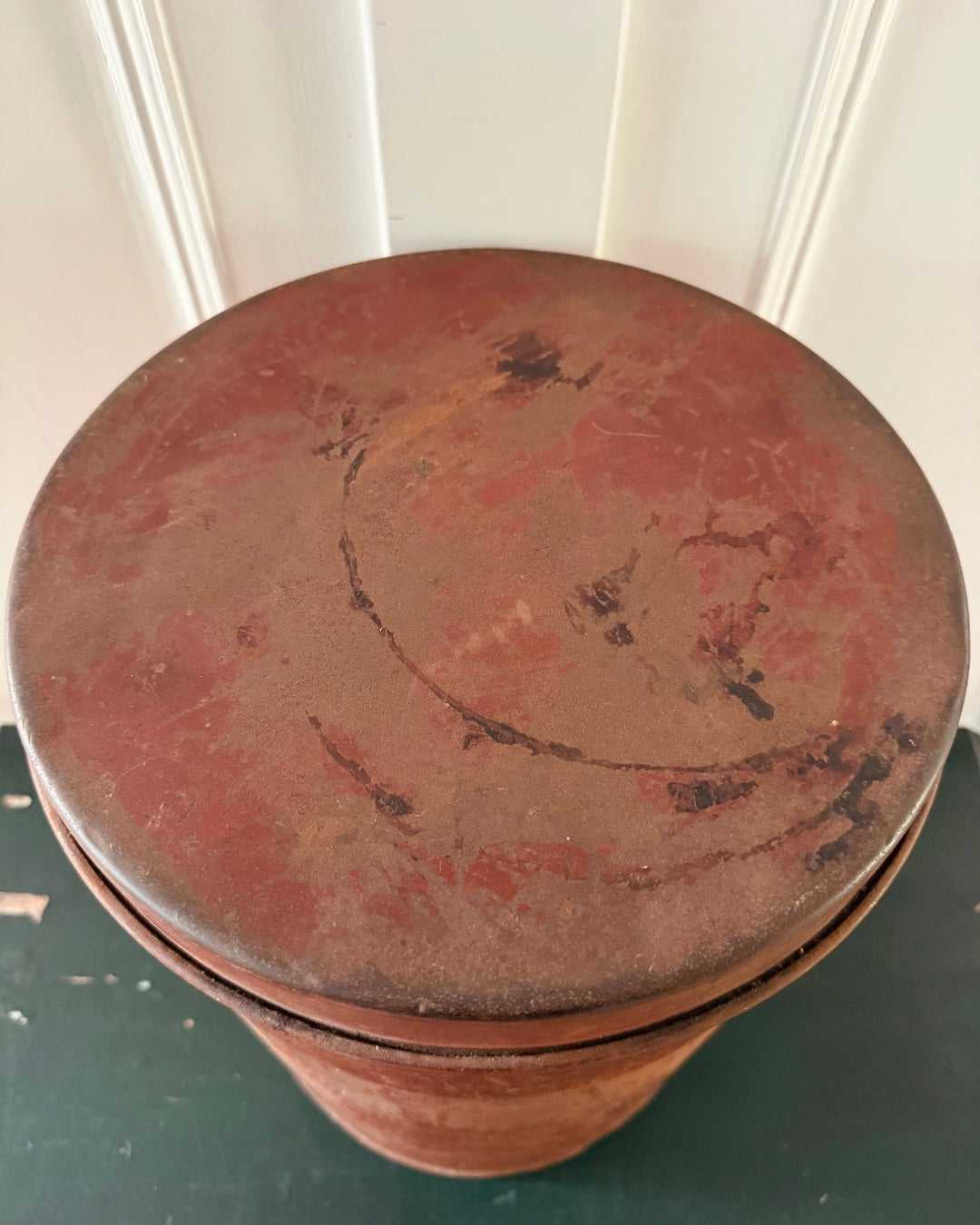 Oud rood metalen voorraadblik met deksel