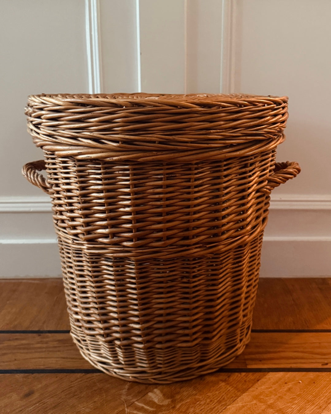Grote vintage rieten mand met handgrepen – Ø 38 cm
