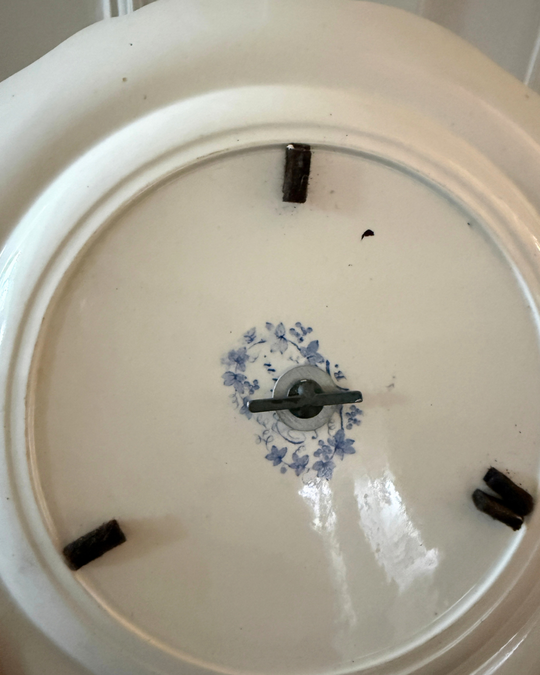 Oude blauw-witte serveerschaal met hengsel – Ø 27 cm