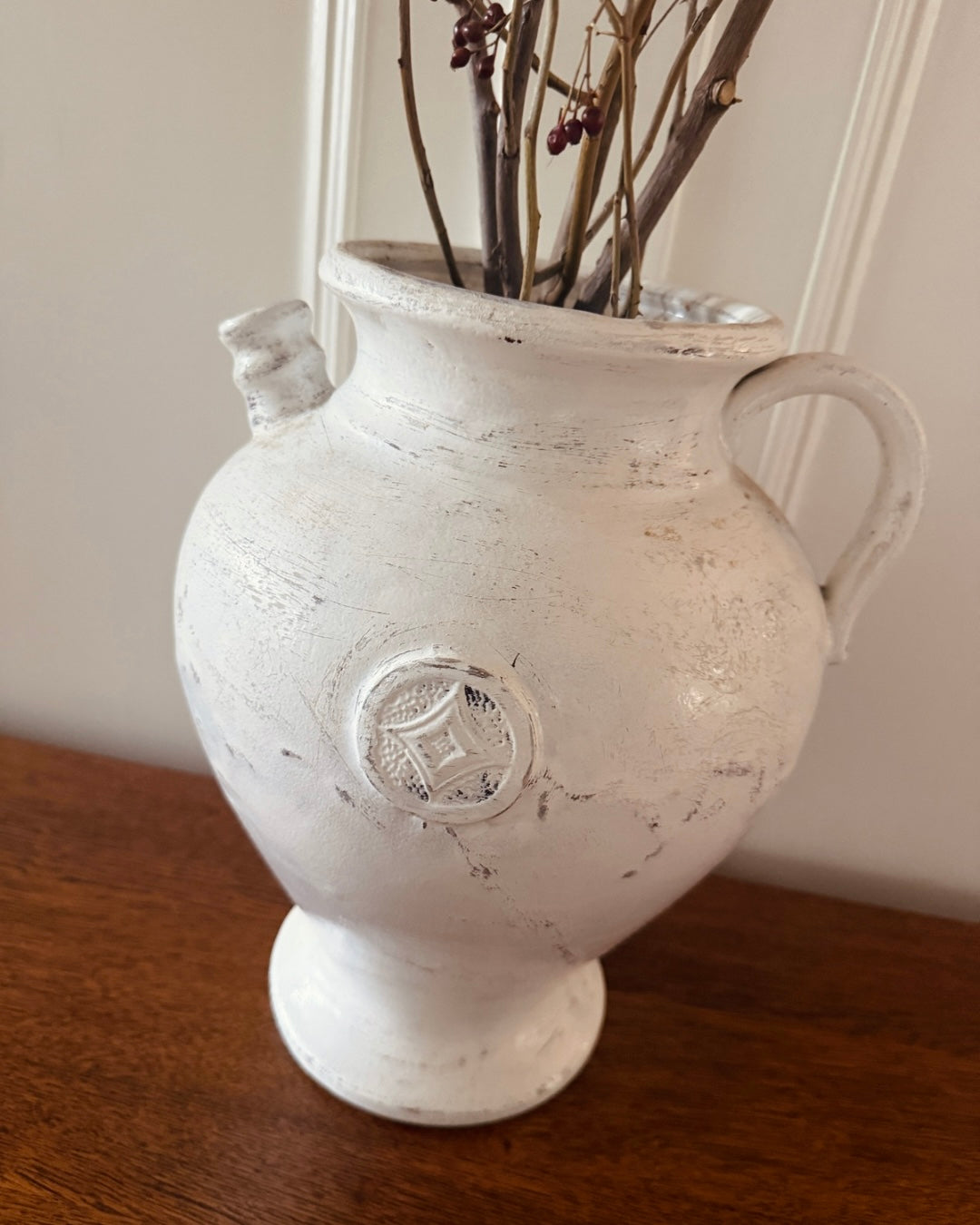 Grote witte kruik met medaillon