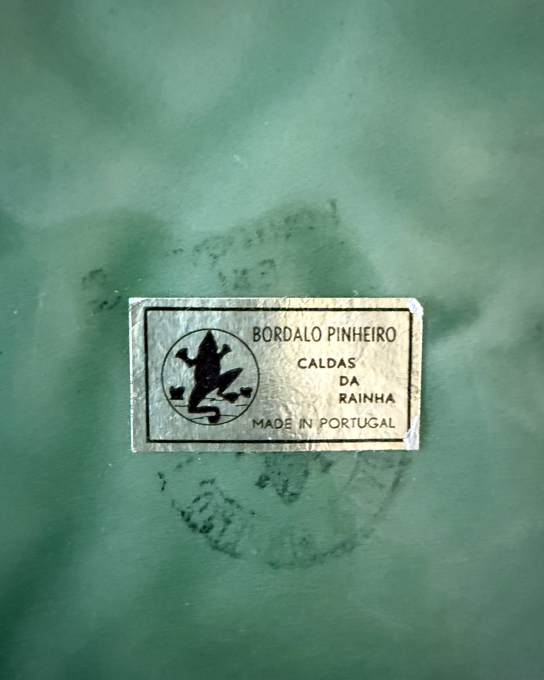 Bordalo Pinheiro aardewerk borden – aardbei & koolblad (set van 2)
