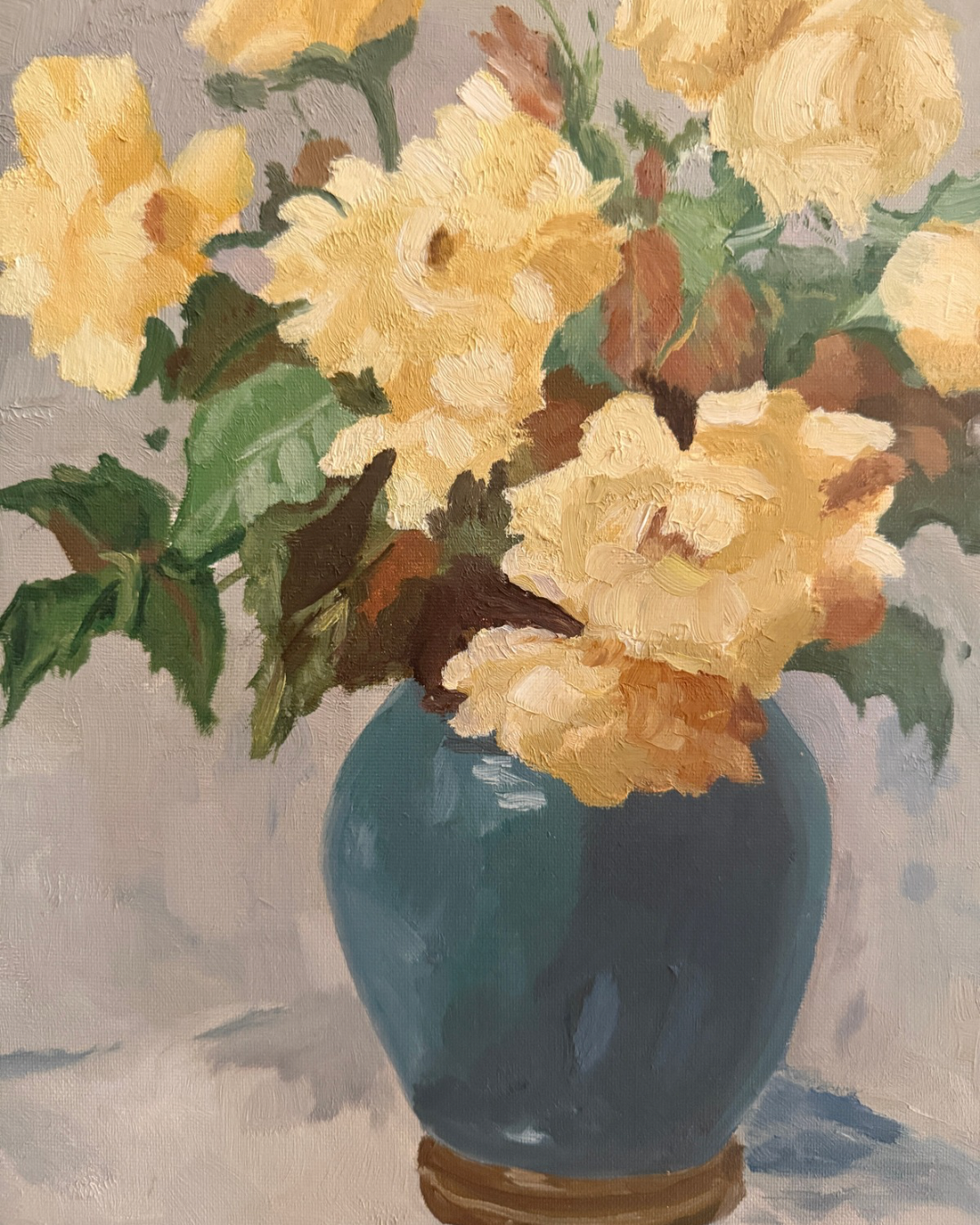 Vintage olieverfschilderij ‘Blauwe vaas met gele theerozen’ | Jannie Vlaanderen-Rebel