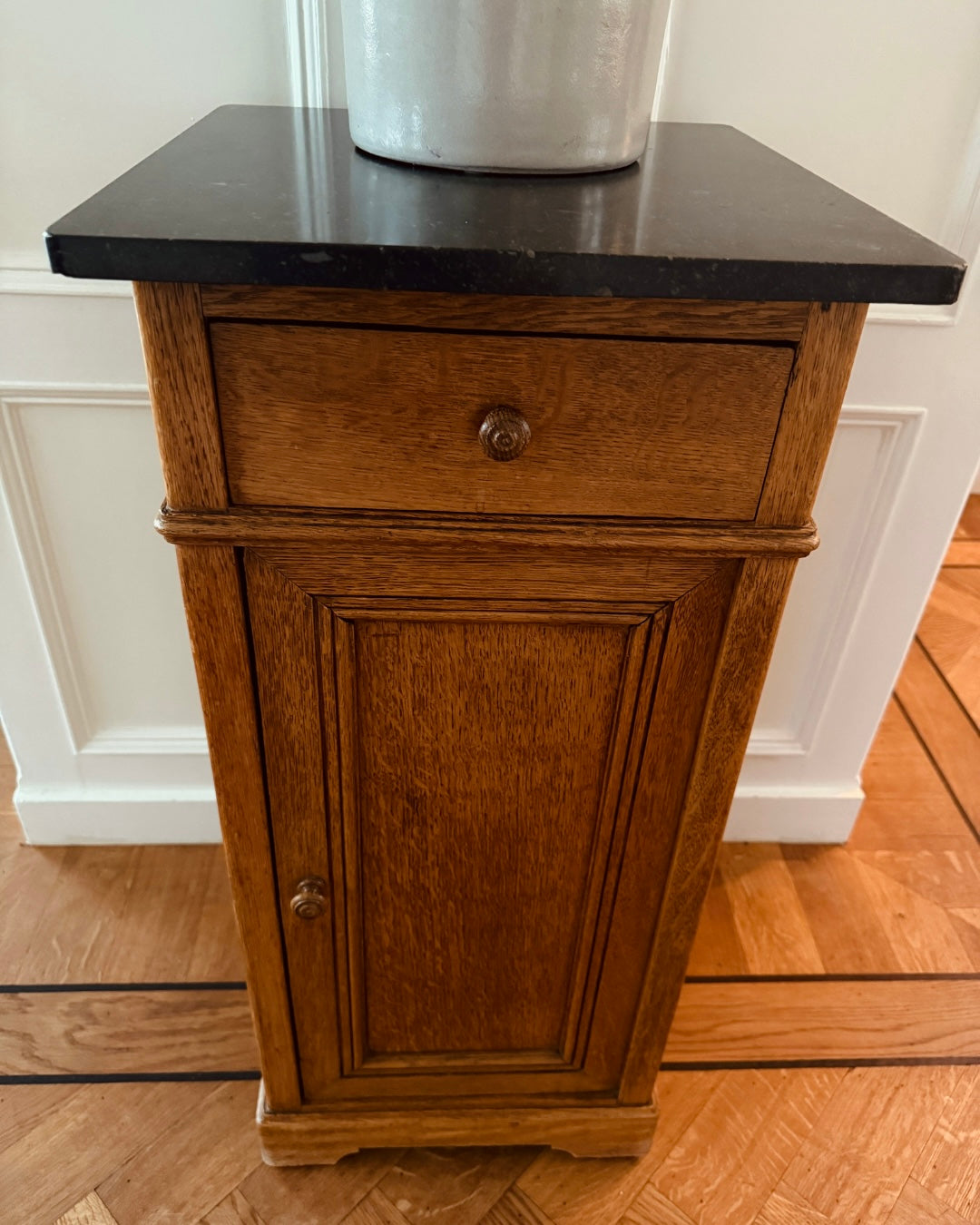 Antiek Frans nachtkastje met marmeren blad